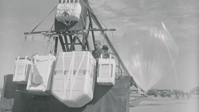 Las góndolas cargaban cámaras como las de este globo meteorológico a punto de elevarse de una base aérea de EE.UU. en 1955. GETTY IMAGES