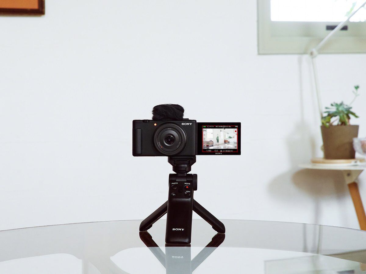 La FX30 tiene un diseño con parte superior plana y puntos para acoplar accesorios, lo que facilita su uso en grabaciones con cámara en mano