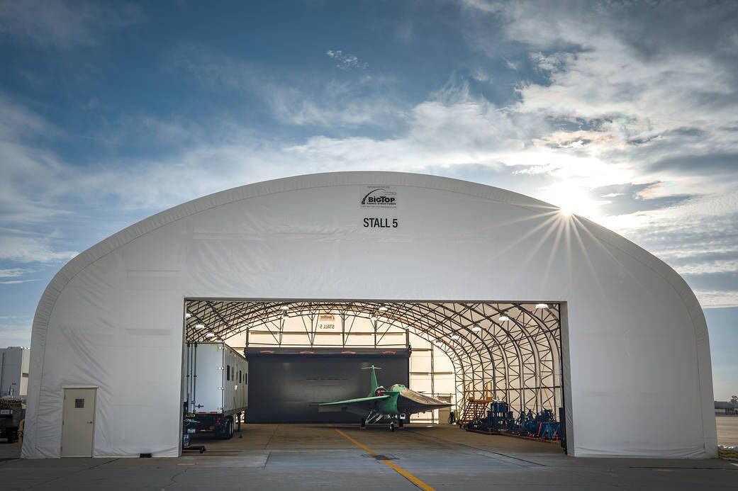El avión X-59 de la NASA está estacionado cerca de la pista en Lockheed Martin Skunk Works en Palmdale, California, el 19 de junio de 2023. Aquí es donde se alojará el X-59 durante las pruebas de vuelo iniciales y en tierra.