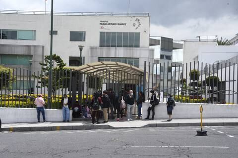 Guía penitenciaria resultó herida en balacera en alrededores del hospital Pablo Arturo Suárez, de Quito, durante fuga de recluso 