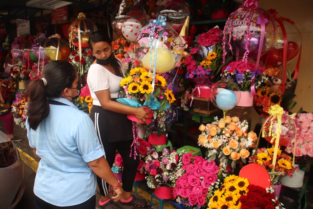 Comerciantes del Mercado de las Flores esperan mejores ventas de arreglos  para el Día de la Madre; este año aumentaron los pedidos de rosas de  colores llamativos | Comunidad | Guayaquil | El Universo