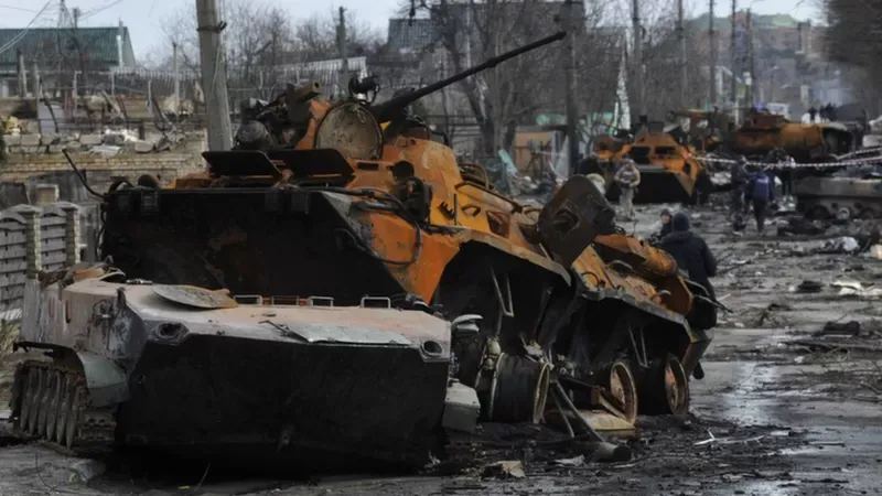 GETTY IMAGES Tanques destruidos rusos en la ciudad de Bucha, ubicada a las afueras de Kiev.
