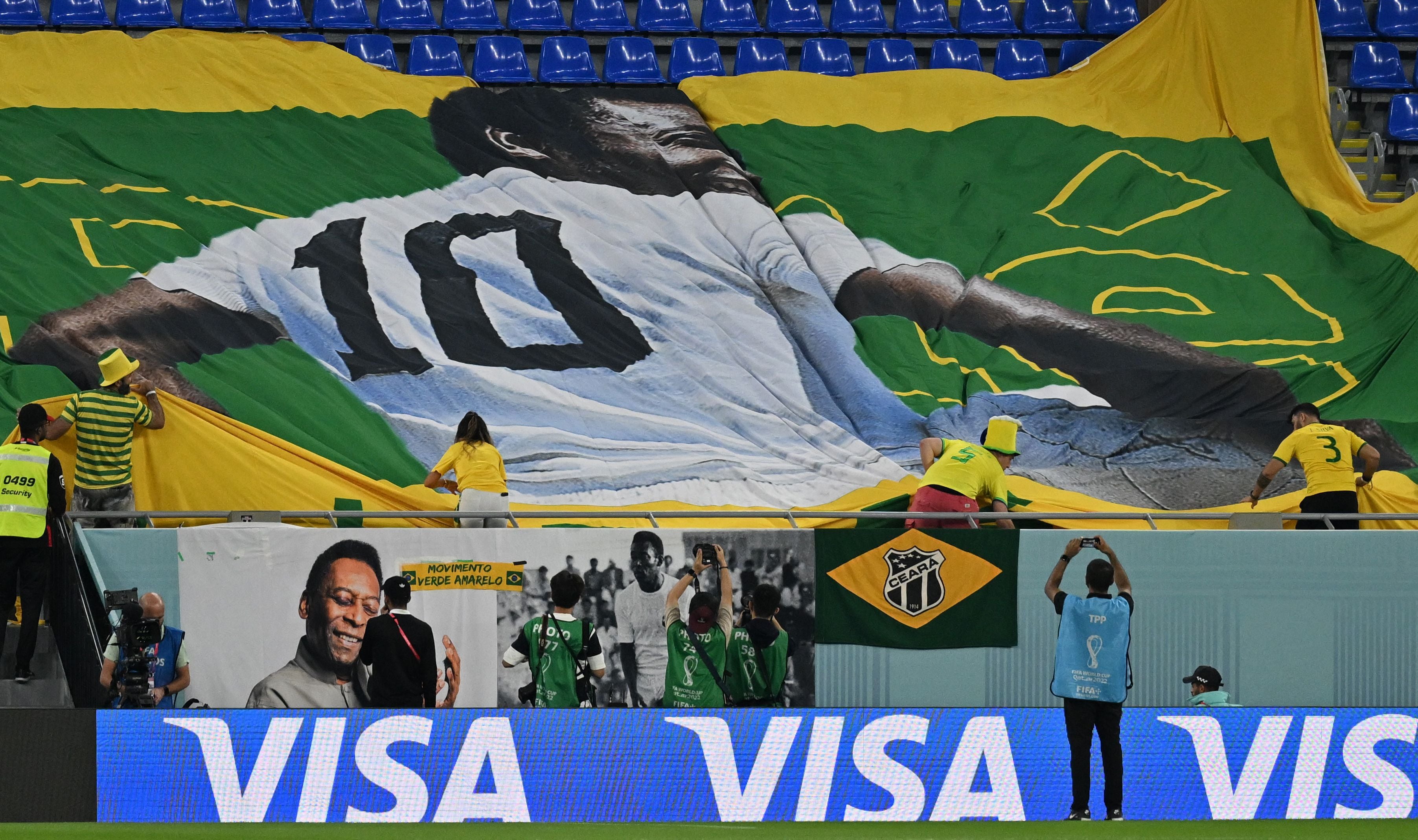 La bandera en homenaje a Pelé que desplegaron en el Estadio 974 en el minuto 10 del Brasil-Corea del Sur