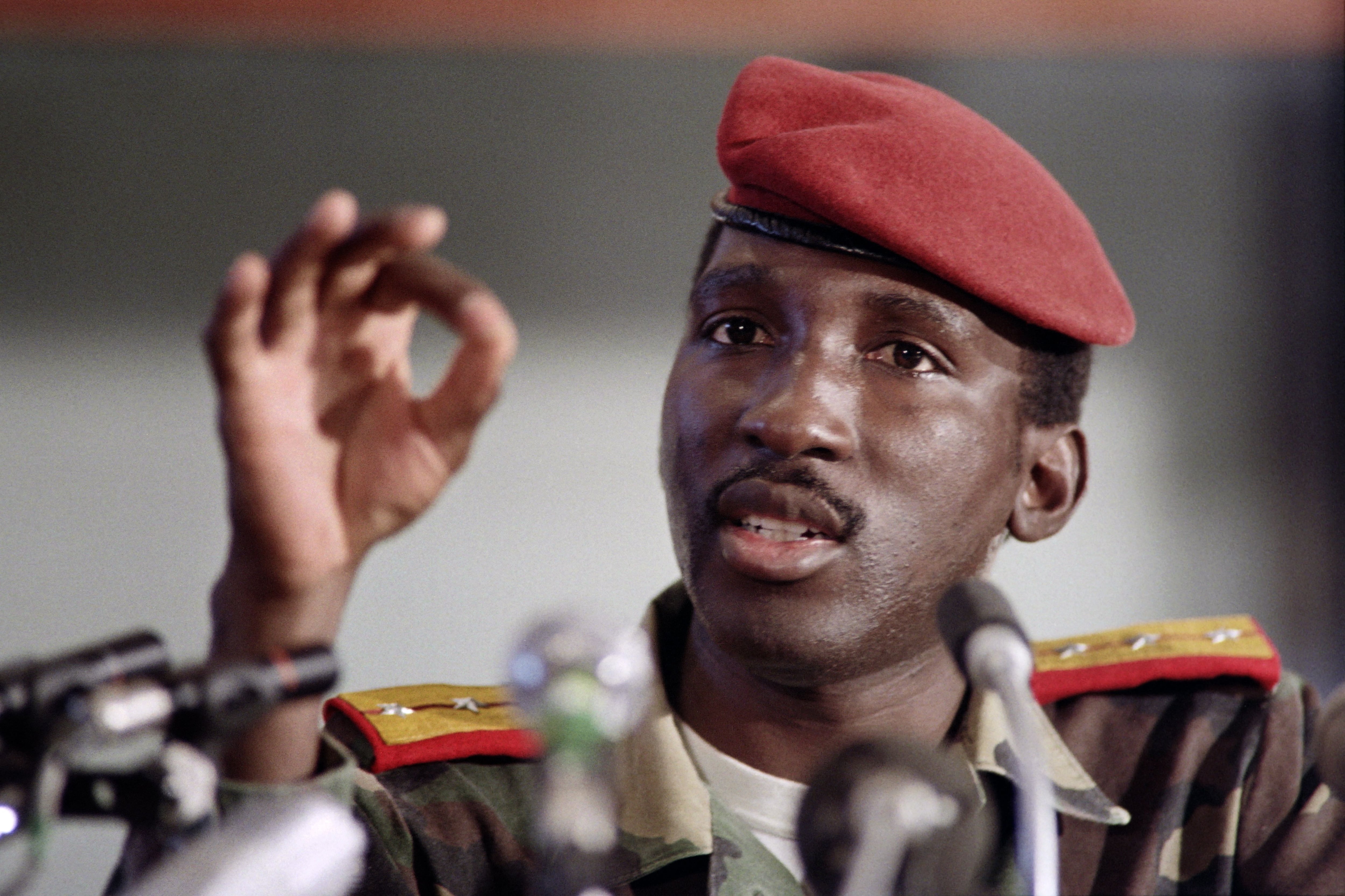 En esta foto de archivo tomada el 2 de septiembre de 1986, el capitán Thomas Sankara, presidente de Burkina Faso, da una conferencia de prensa, el 2 de septiembre de 1986, durante una cumbre de países.