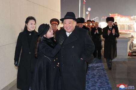 Kim Jong Un, su hija Ju Ae y su esposa Ri. Sol Ju asistiendo a un desfile militar para celebrar el 75º aniversario de la fundación del Ejército Popular de Corea en la plaza Kim Il Sung de Pyongyang.