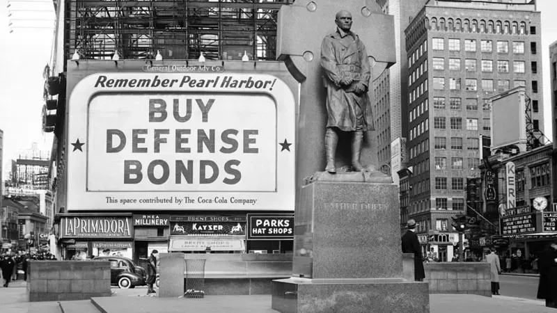 GETTY IMAGES Un llamado a comprar bonos de guerra en Times Square, en la ciudad de Nueva York, en 1940.