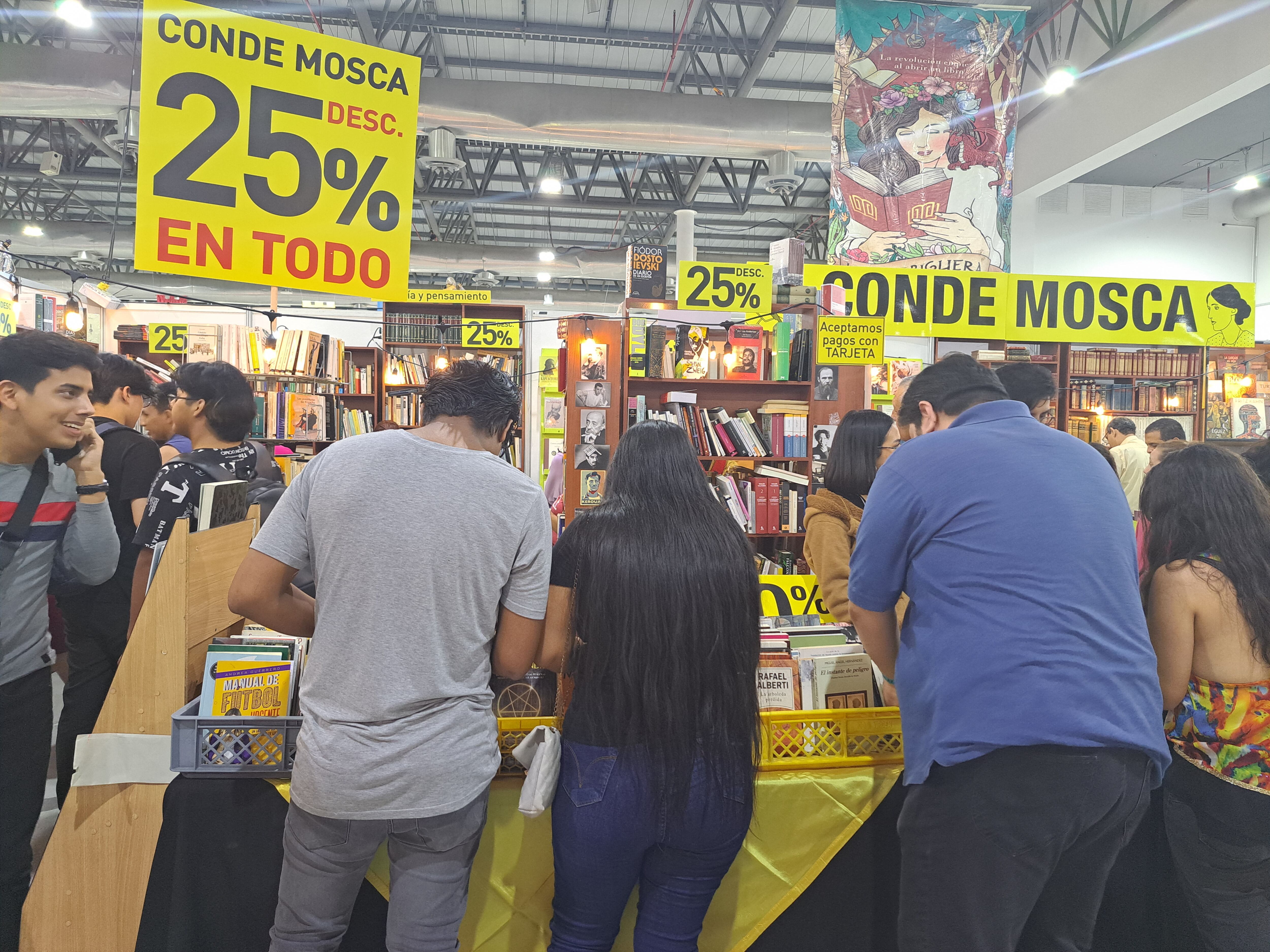 Visitantes del stand Conde Mosca, en la Feria Internacional del Libro de Guayaquil, este domingo 24 de septiembre.