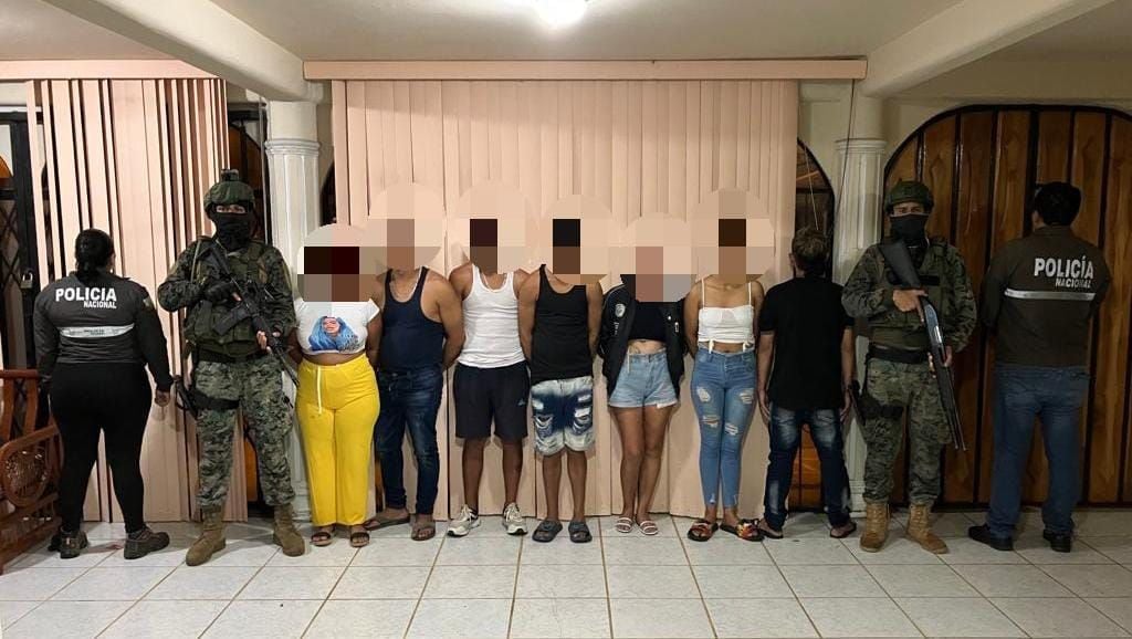 Nueve detenidos en Santa Elena con armas, municiones y documentos que tenían el logotipo de Los Lobos y Choneros
