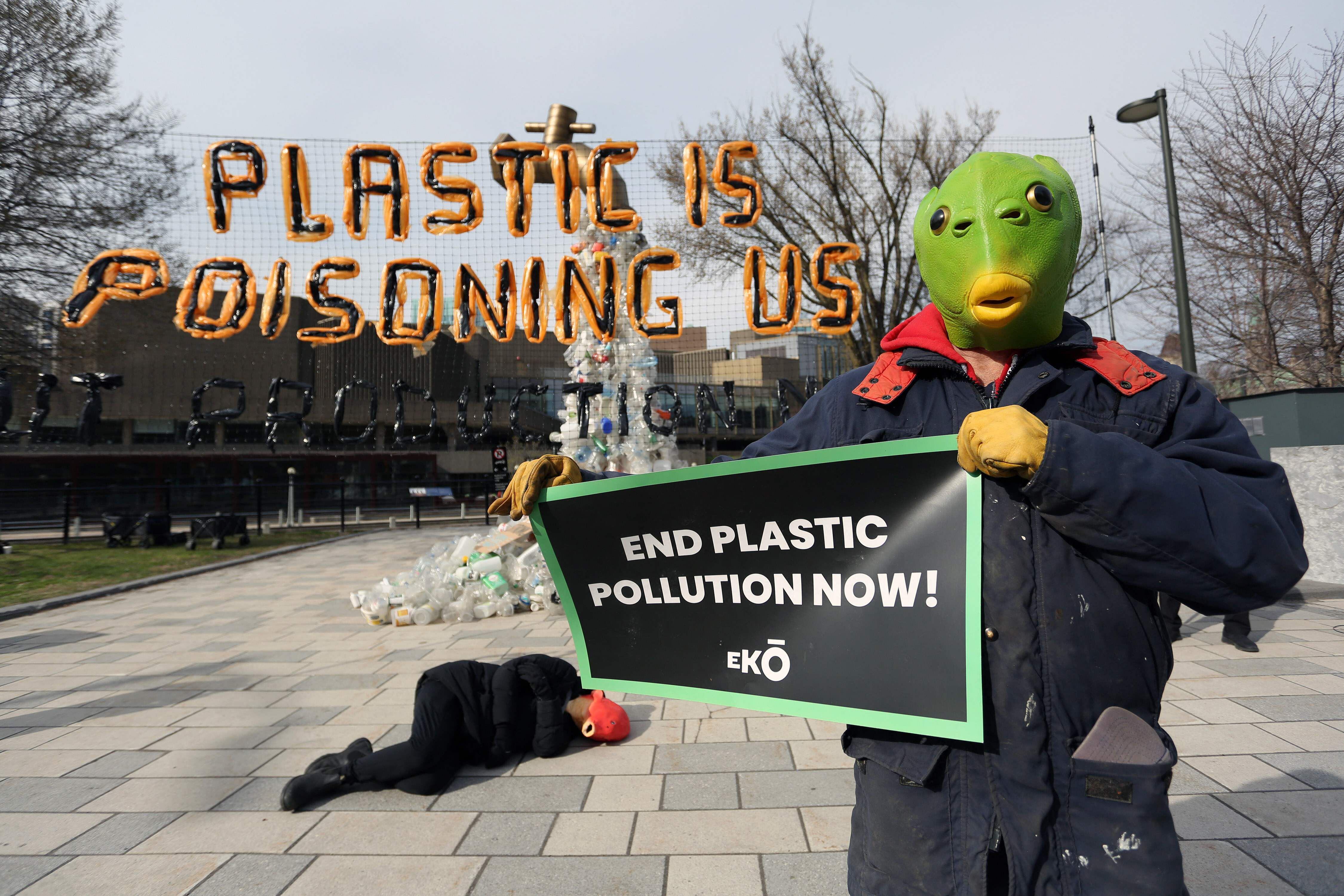 Activistas proclaman que "el plástico nos está envenenando", justo frente a la sede de las negociaciones por el Tratado Global de Plásticos, en Ottawa, Canadá. 