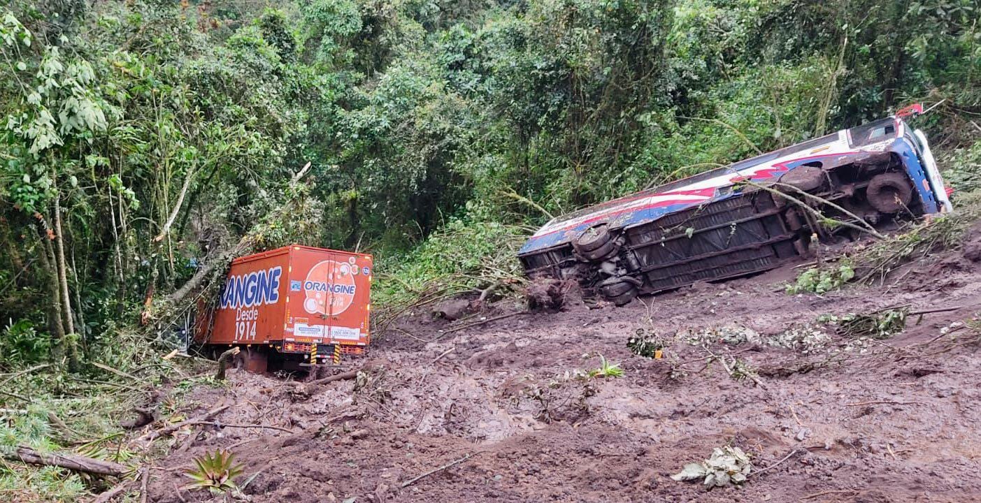 Varios heridos por deslizamiento en la vía Alóag-Santo Domingo; dos buses y un camión fueron arrastrados