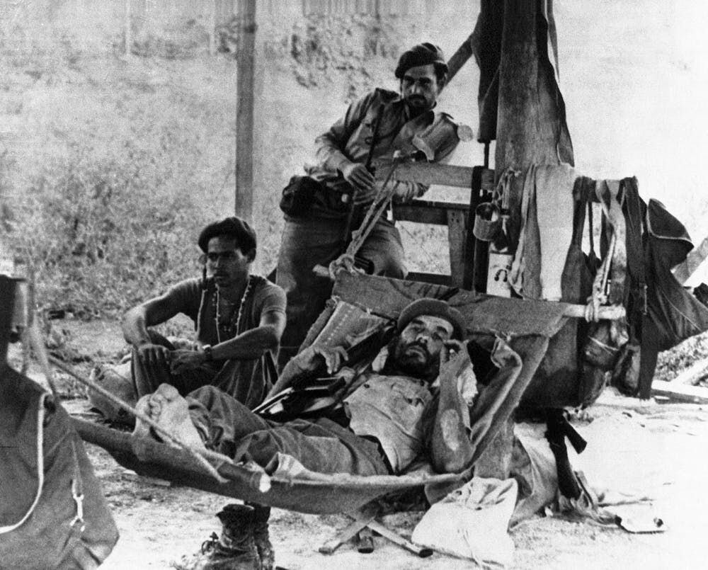 En esta foto de abril de 1961, miembros de la milicia de Fidel Castro descansan tras una operación en una zona de invasión en Cuba. En 1961, la invasión de Bahía de Cochinos, respaldada por Estados Unidos, no logró derrocar al líder cubano Fidel Castro, apoyado por los soviéticos. (AP Photo)