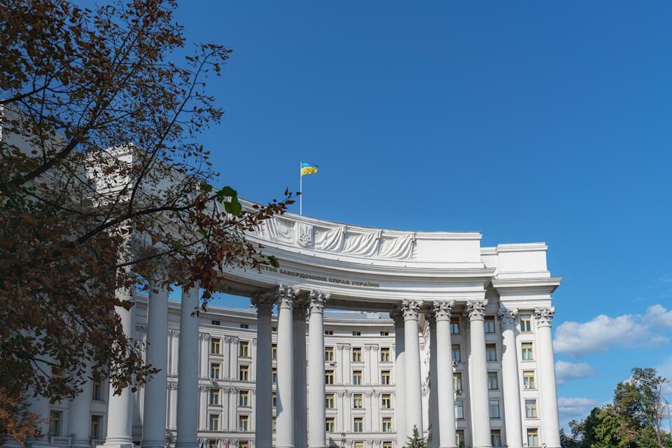 Como capital de Ucrania, aquí están los edificios gubernamentales y administrativos más importantes del país, como el del Consejo de Ministros de Ucrania (en la imagen) o la Rada Suprema, la sede del Parlamento.