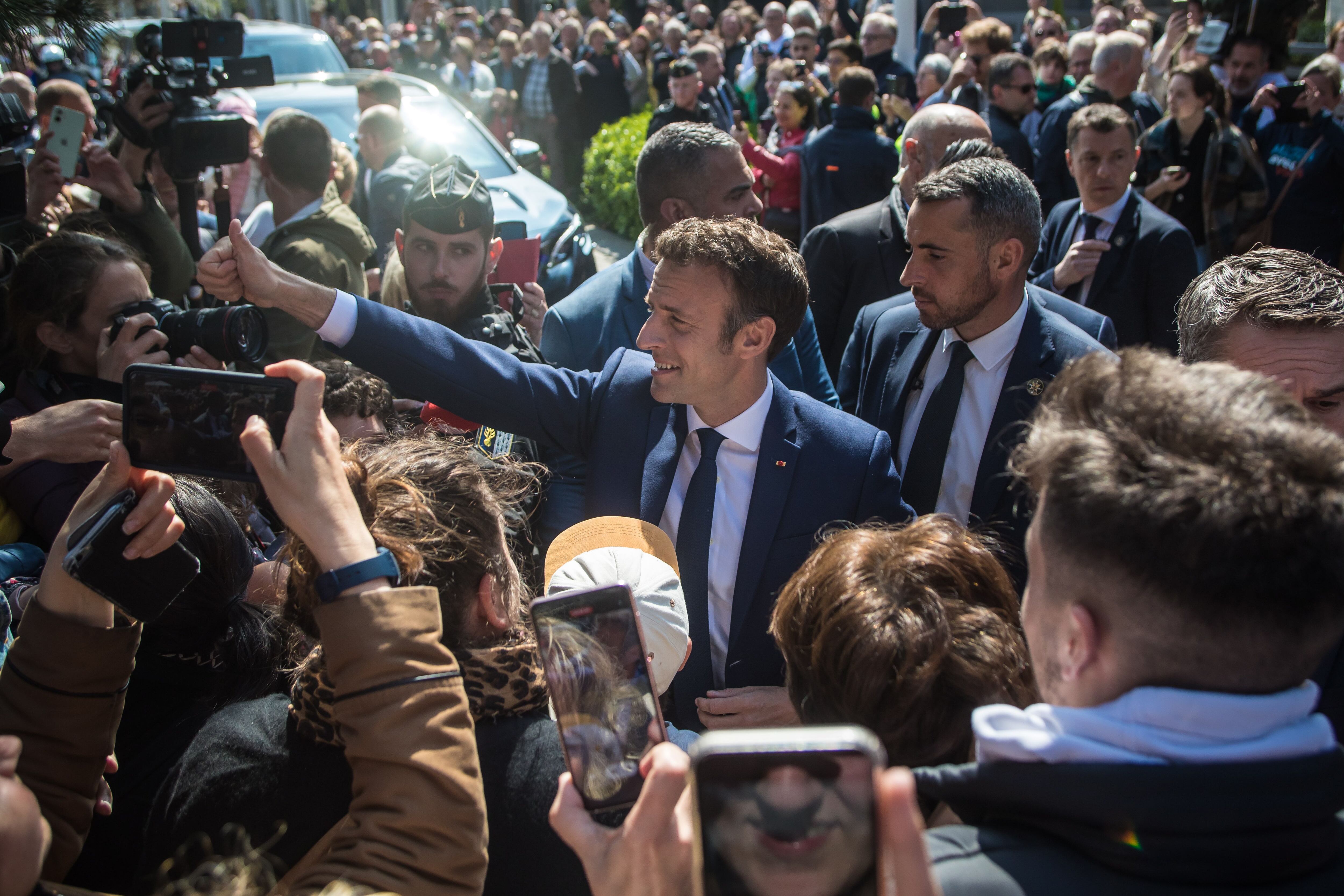 El presidente francés y candidato a la reelección Emmanuel Macron (c) saluda a la gente antes de acudir al colegio electoral en la segunda vuelta de las elecciones presidenciales francesas, en Le Touquet, Francia. EFE/EPA/Christophe Petit Tesson 