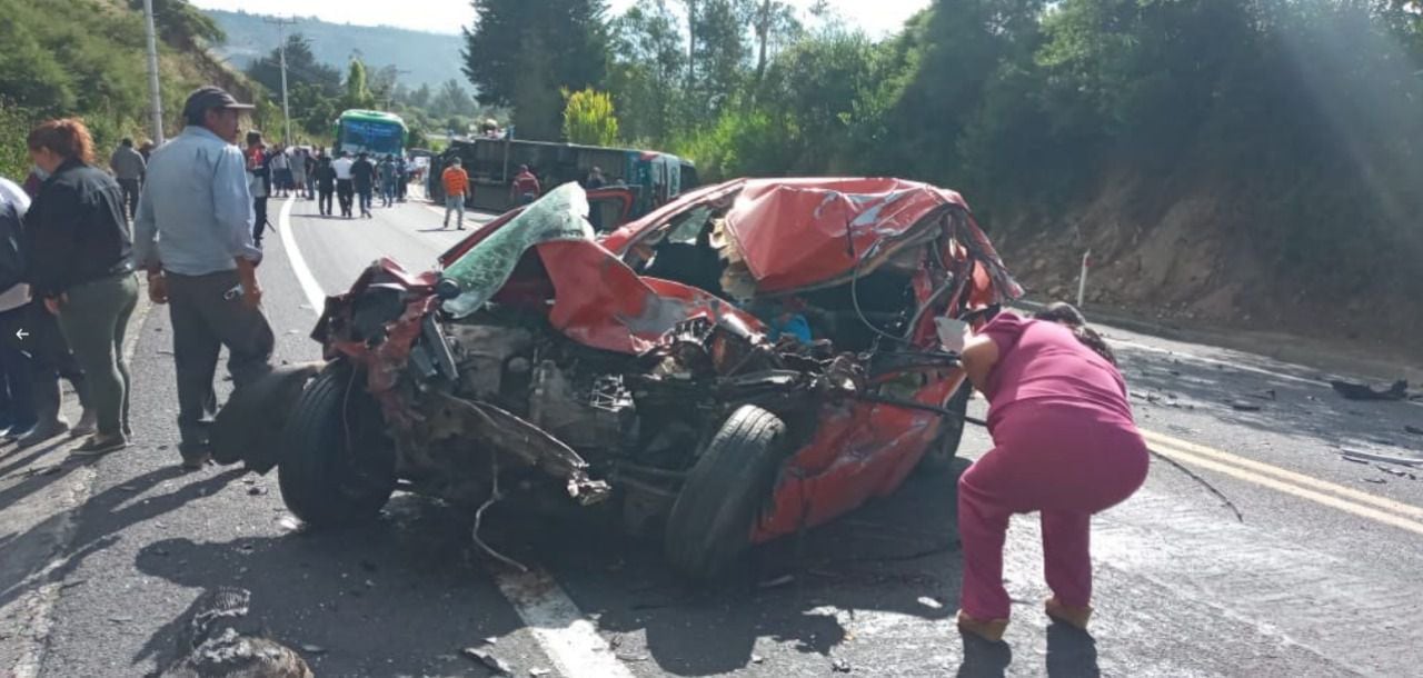 Dos fallecidos y trece heridos causó accidente entre un bus y un automóvil en Guayllabamba, en el nororiente de Quito