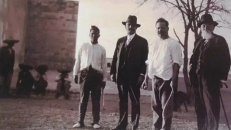 Pancho Villa, de blanco en el centro, era gran fanático de la pelota vasca. INAH