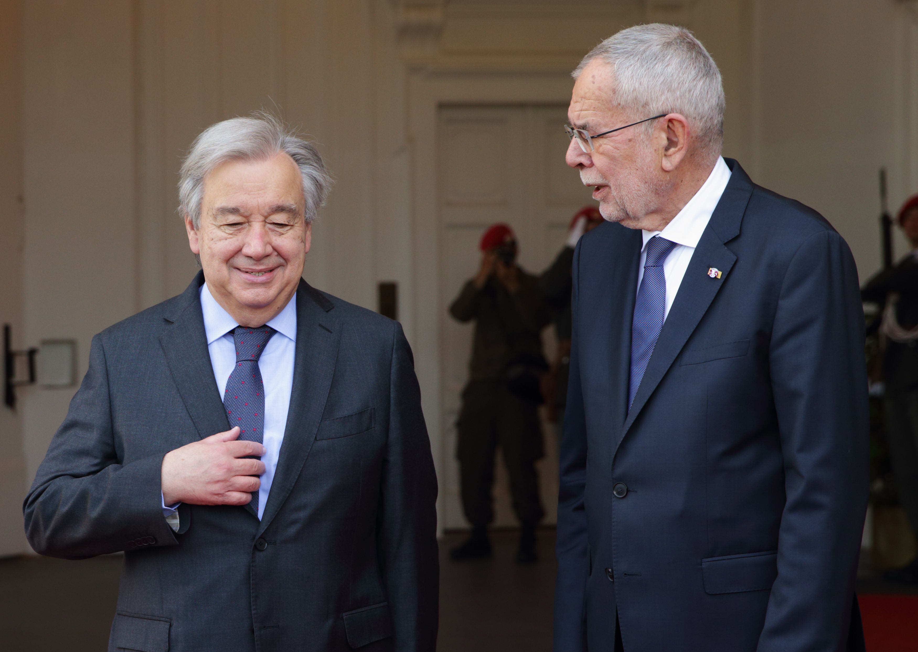 El presidente de Austria, Alexander Van der Bellen (d) y el secretario general de la ONU, Antonio Guterres (i) este miércoles en Viena. EFE/EPA/HEINZ-PETER BADER 
