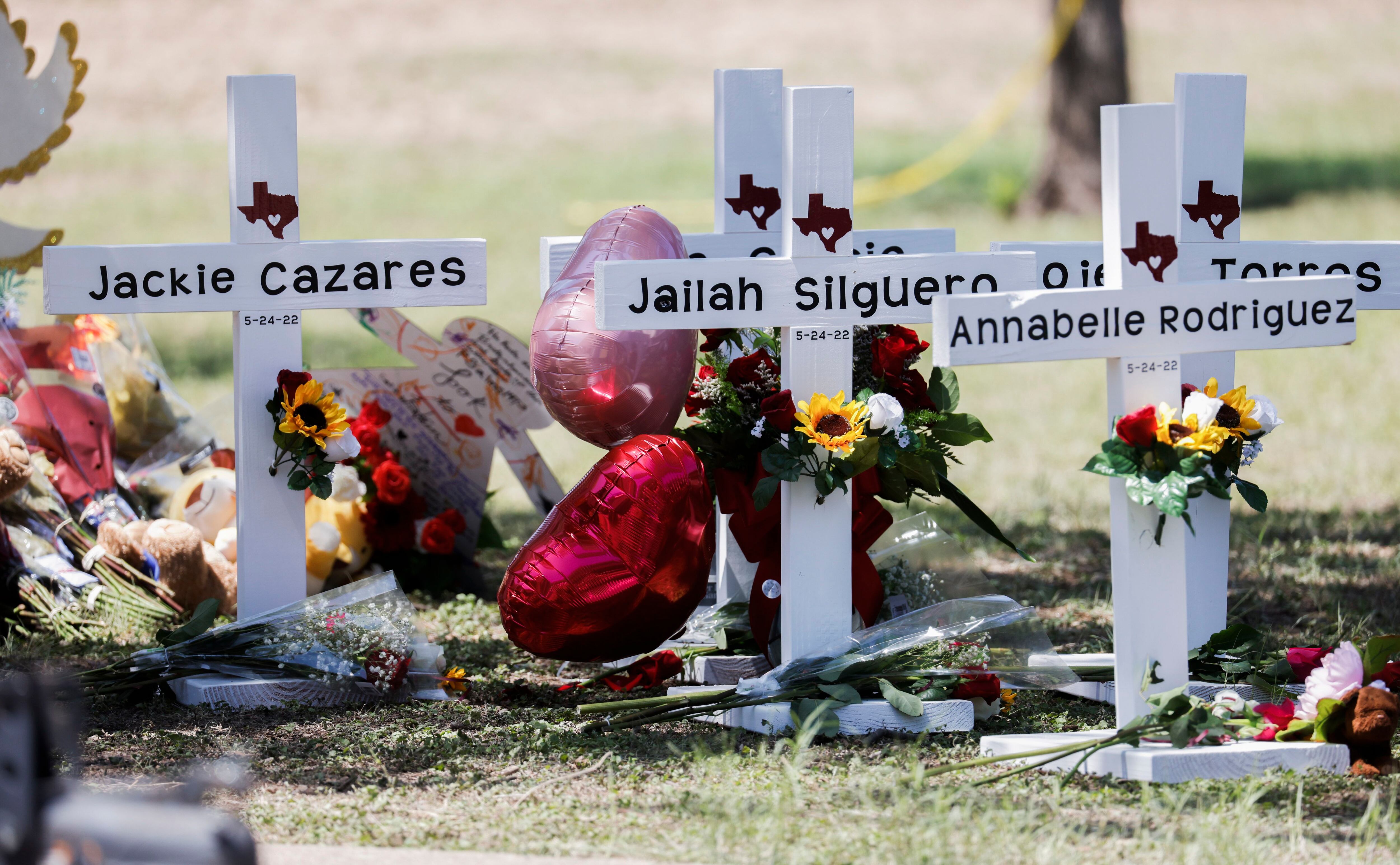 Uvalde (United States), 26/05/2022.- Globos y flores decoran las cruces en honor a los niños que murieron en el tiroteo de Texas. EFE/EPA/TANNEN MAURY 