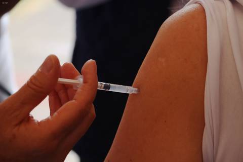 Moderna señala que su vacuna contra la gripe y COVID-19 es más efectiva junta que por separado