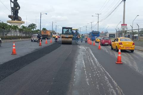 Trabajos de recapeo asfáltico se ejecutan en la av. Pedro Menéndez Gilbert, en el norte de Guayaquil