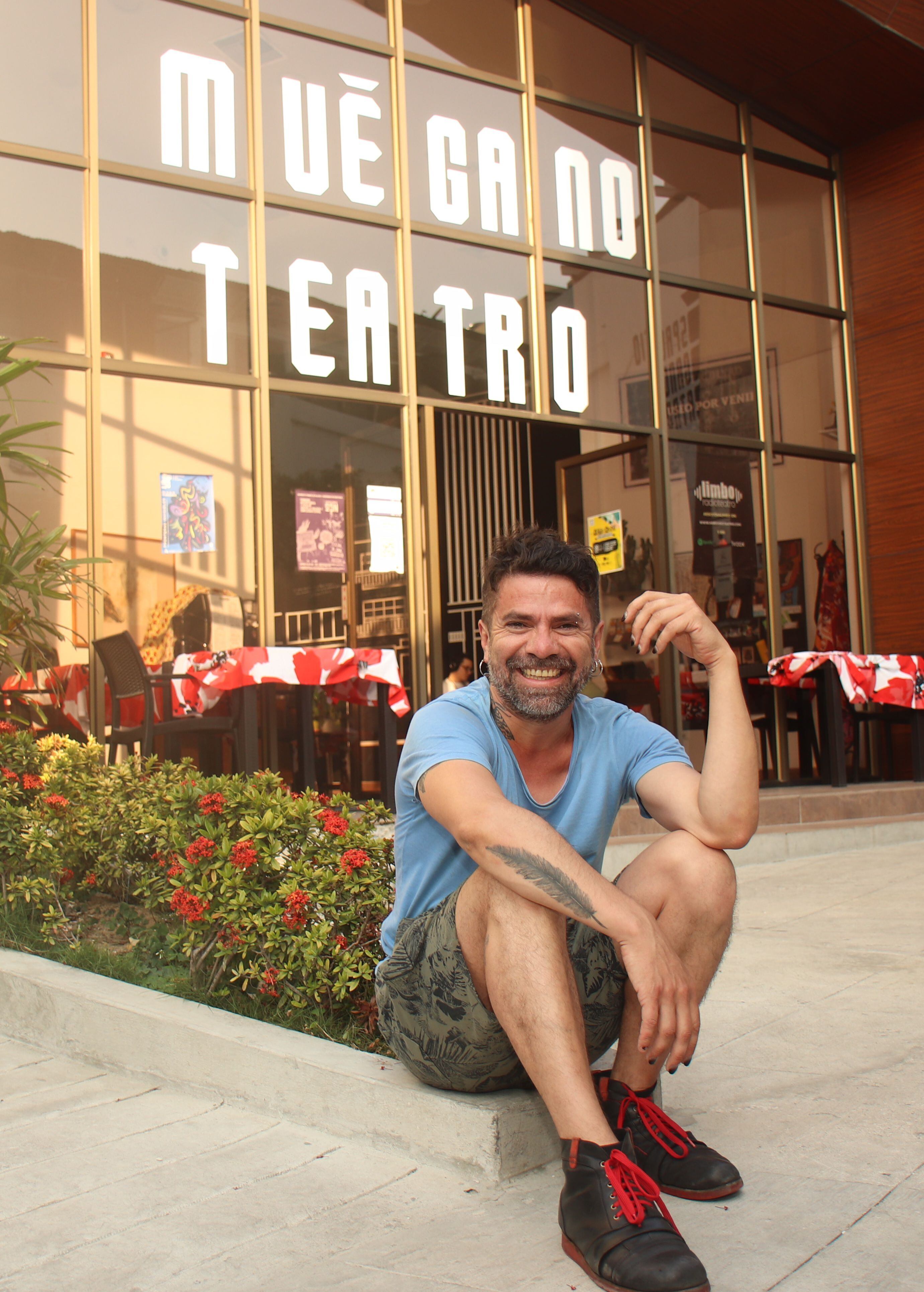 Ernesto Orellana, director artístico de la obra 'Actos impuros'. Foto de Ronald Cedeño.