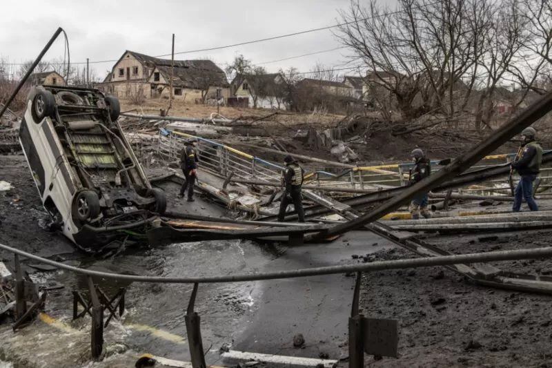 Esta foto del 3 de marzo muestra a soldados ucranianos cruzando un puente destruido en la zona de Bucha e Irpín. CHRIS MCGRATH/GETTY IMAGES