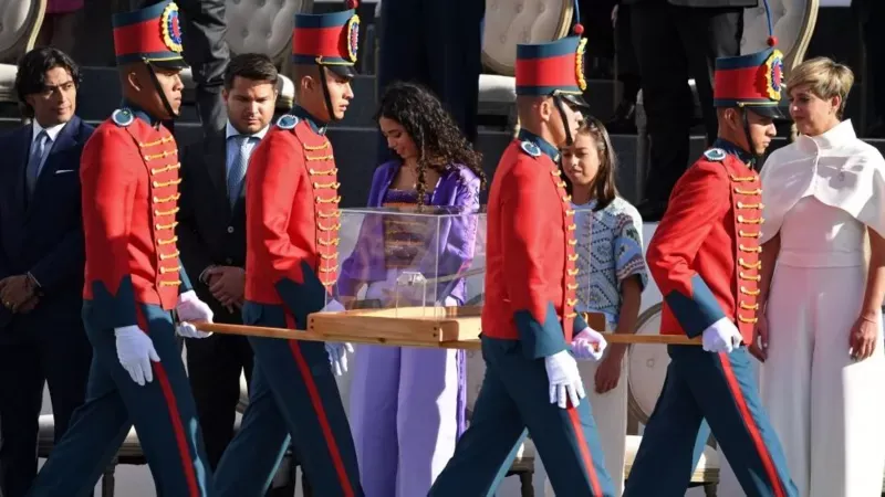La espada de Simón Bolívar llega a la plaza que lleva su nombre tras la repentina orden del presidente Gustavo Petro. Detrás, la familia de Petro. Getty Images