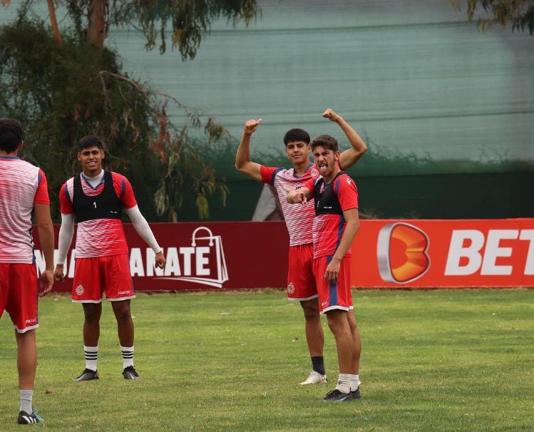Hinchas encapuchados interrumpen entrenamiento de equipo La Serena, en Chile