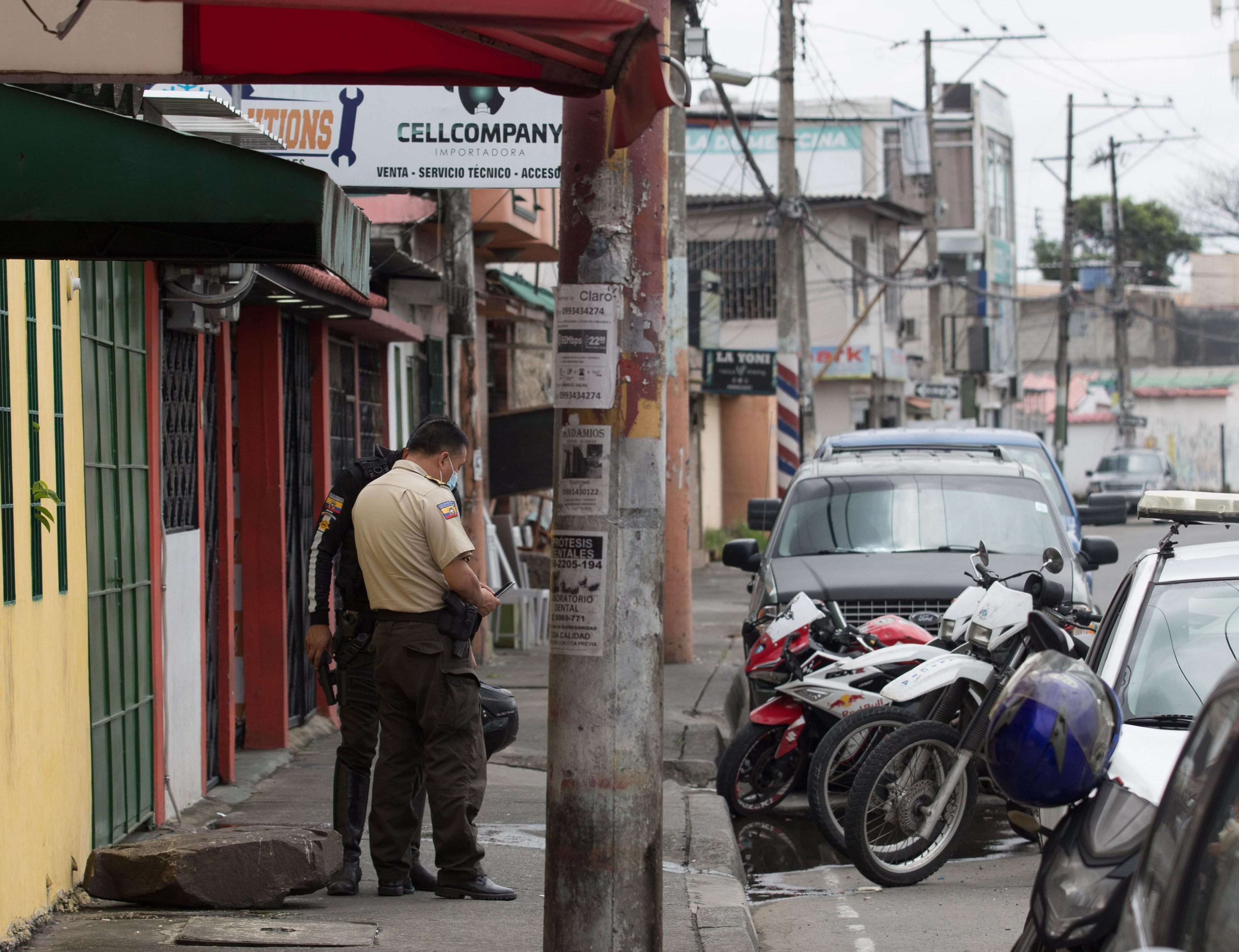 Vestidos con trajes similares a los de la Policía, antisociales robaron local en el norte de Guayaquil; perjuicio ascendería a $ 50.000