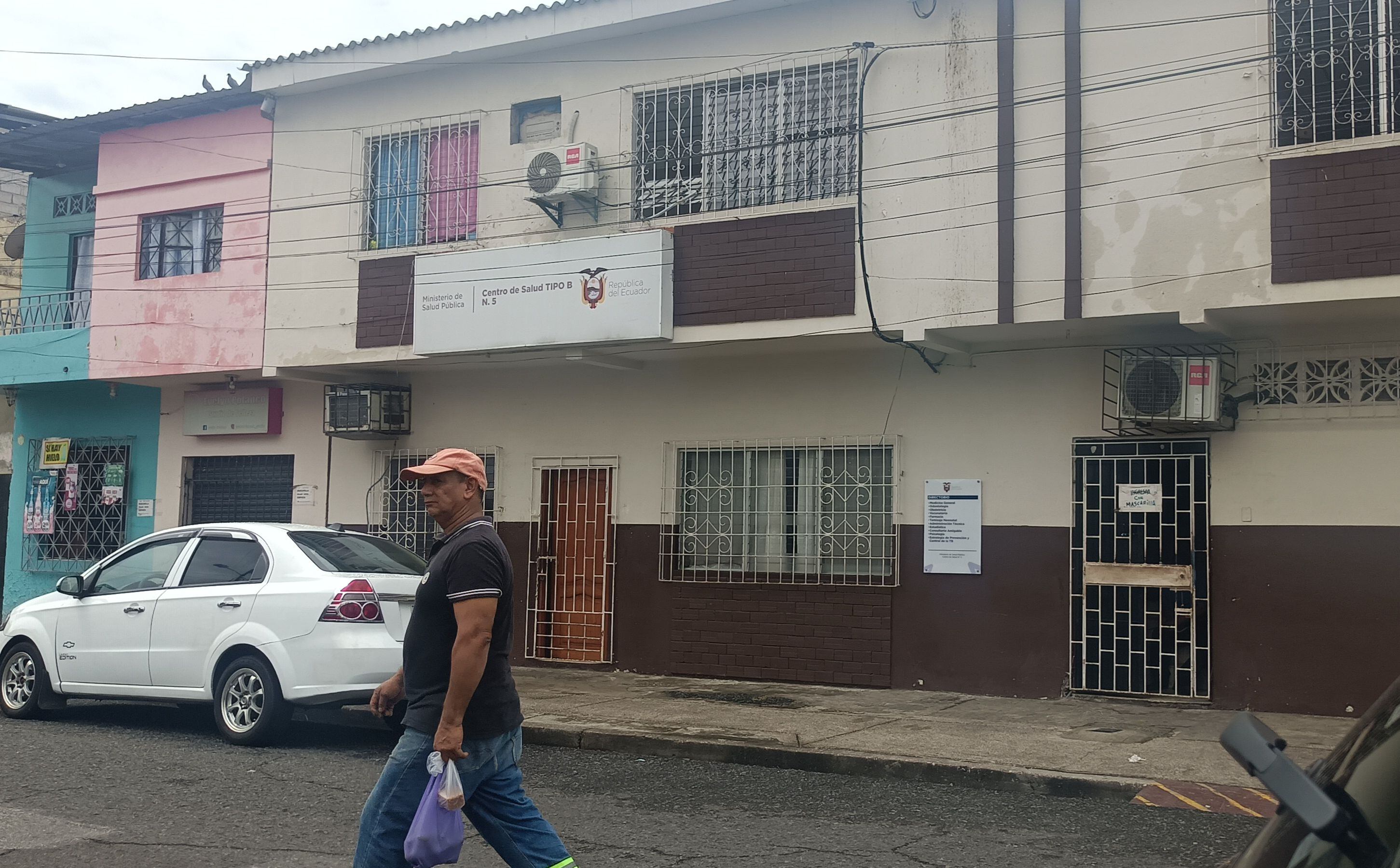 ‘Que venga el lunes cuando ya haya luz’, centros de Salud en Guayaquil sin atención médica por cortes de energía