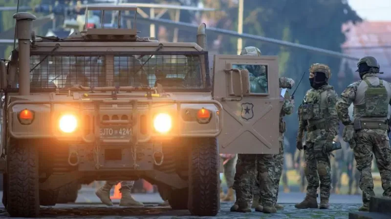 Militares patrullan la zona del conflicto mapuche en Chile.