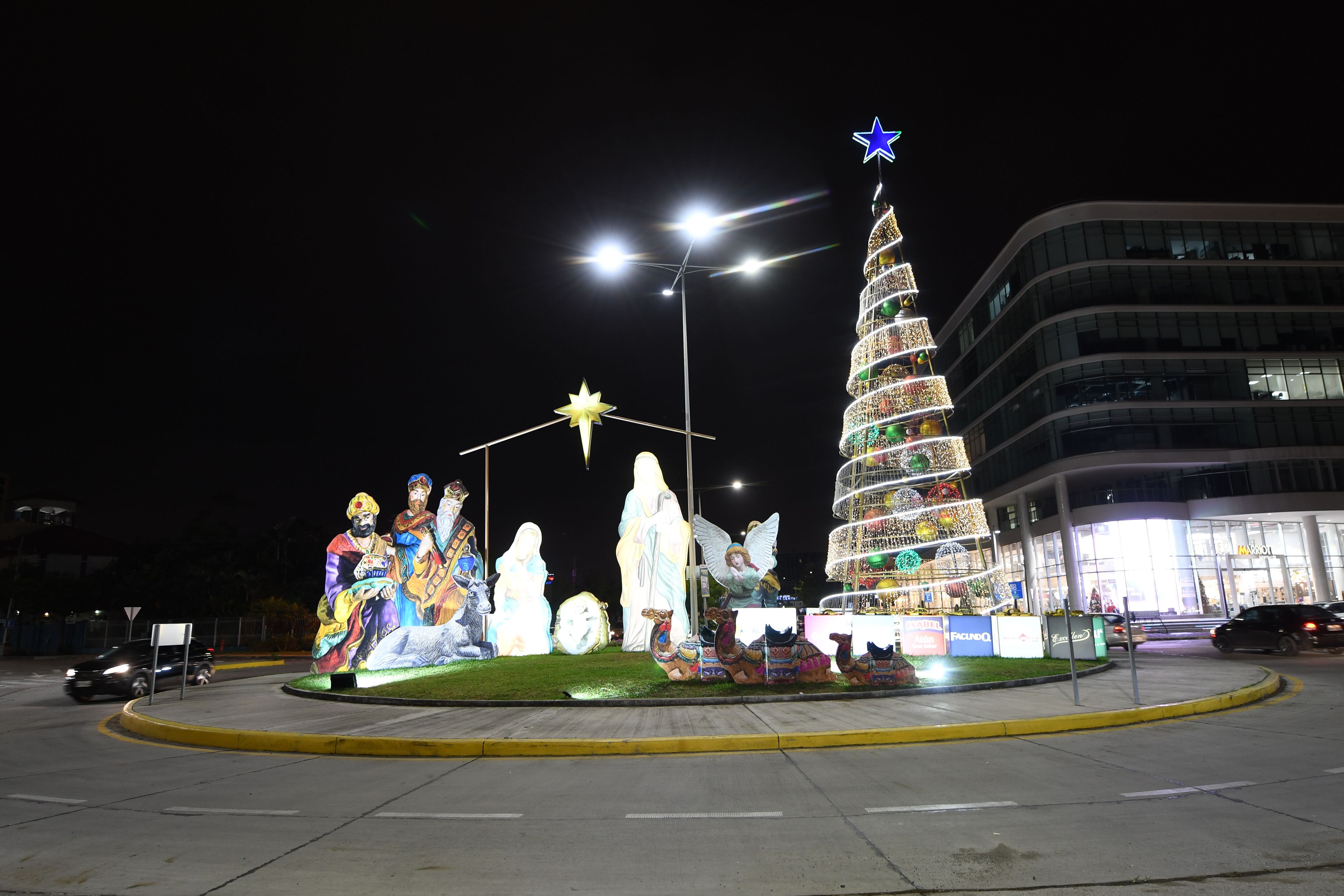 Pesebre y árbol navideño en redondel en el sector Los Arcos, atrás de los centros comerciales Village Plaza y Riocentro.