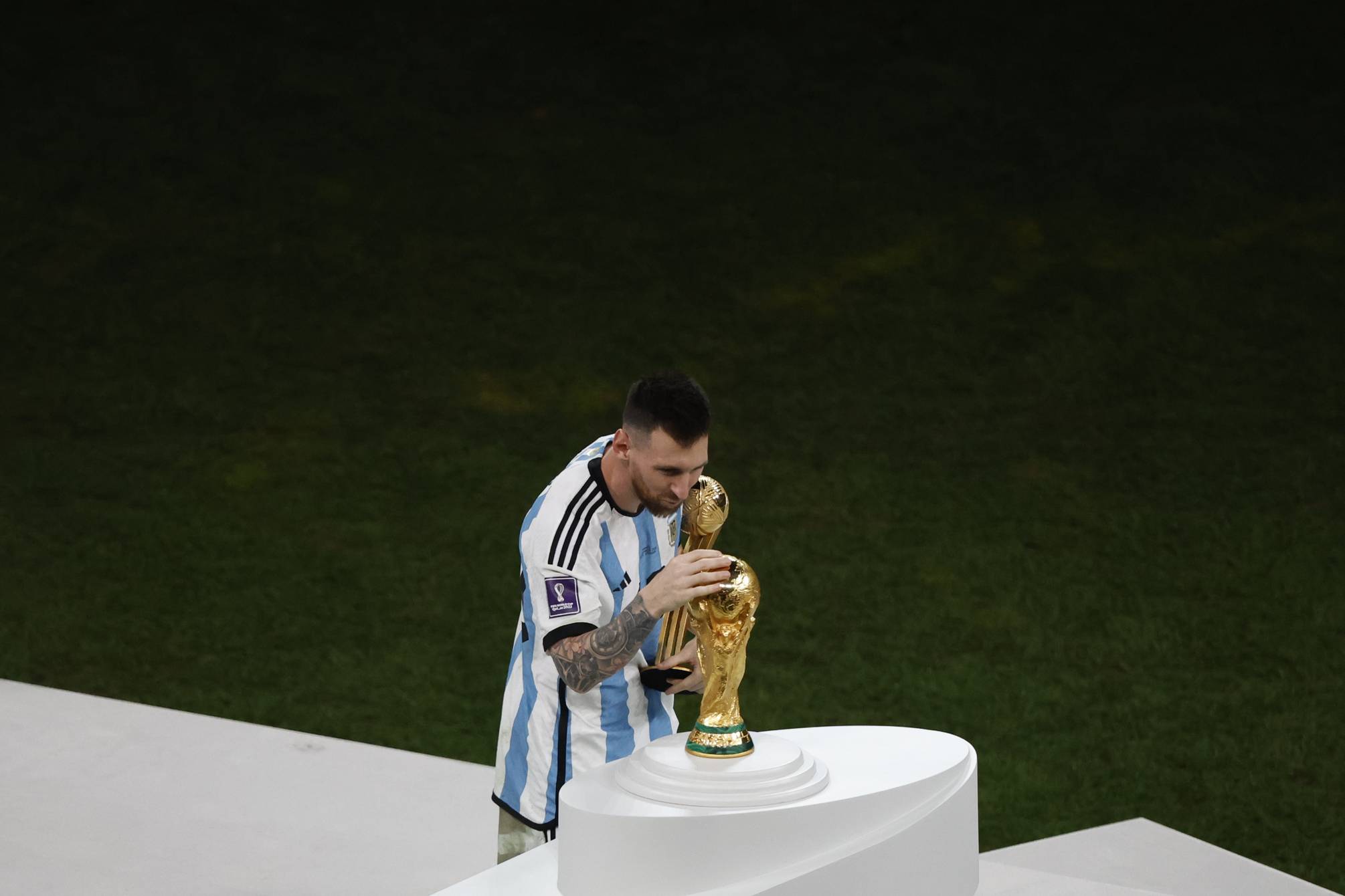 Messi Besando La Copa Del Mundo Fútbol Deportes El Universo 6528