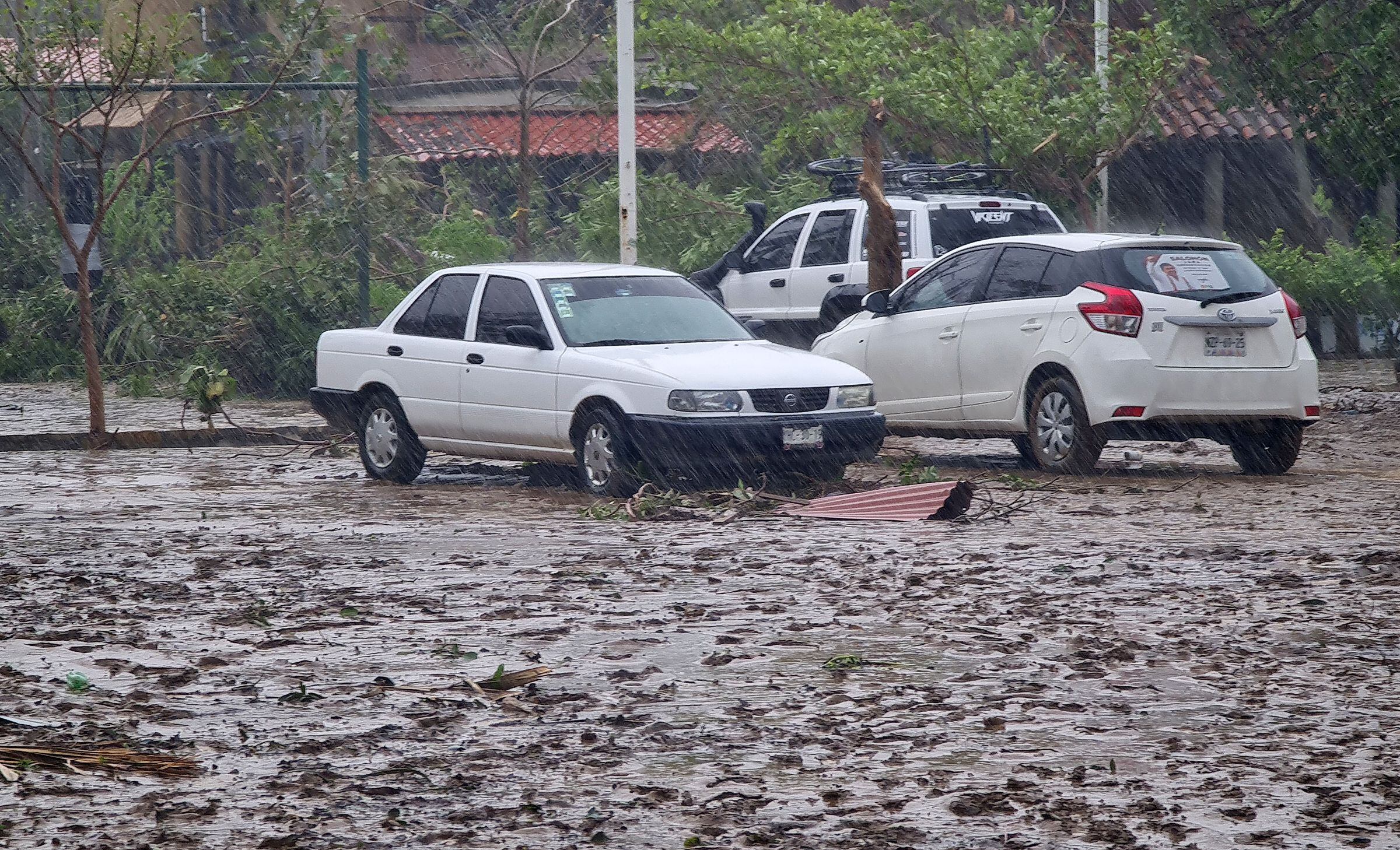 Vista de vehículos durante una intensa lluvia debido a las afectaciones por el paso del ciclón Agatha, hoy en la comunidad de Mazunte, en el estado de Oaxaca (México). 