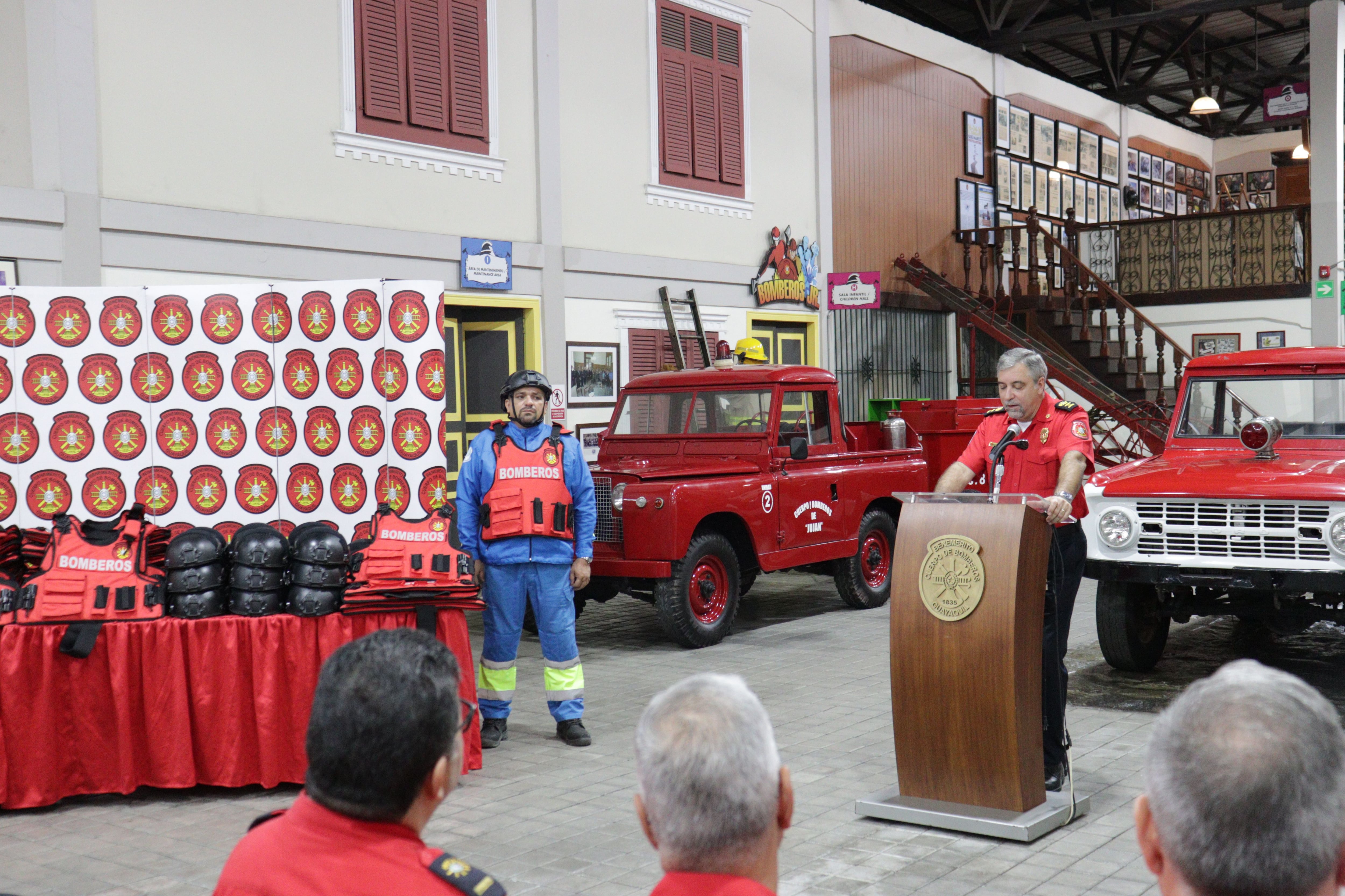 Chalecos y cascos de protección balística se entregaron al personal de ambulancias del Cuerpo de Bomberos de Guayaquil