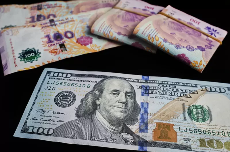 GETTY IMAGES En Argentina el dólar cotiza casi al doble en el mercado paralelo que en el oficial.