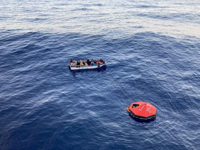 La ONG Sea Eye se hizo cargo de los 34 migrantes que desde hace cuatro días estaban a la deriva en el Mediterráneo central y que este domingo habían sido puestos a salvo por un barco portacontenedores, informó hoy la organización alemana en una nota. EFE/Sea Eye 