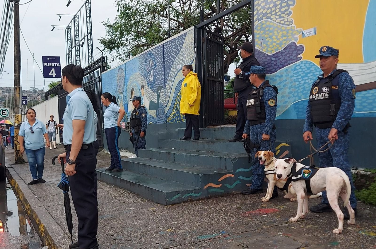 Policías y agentes metropolitanos retoman  planes de seguridad en escuelas y colegios de Guayaquil   