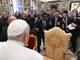 Cien comediantes del mundo fueron recibidos por el papa Francisco, que recibió alfajores de Argentina