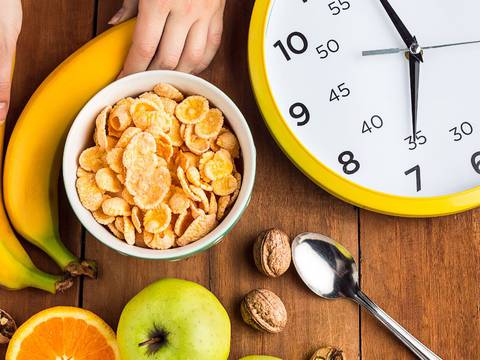 ¿Cuáles son las mejores horas para comer proteínas, carbohidratos y grasas?: Especialista detalla los horarios para sanar el metabolismo