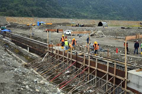 Ecuador está al vaivén de lo que sucede en la principal central hidroeléctrica: Coca Codo no puede evacuar sedimentos por falta de compuertas de fondo