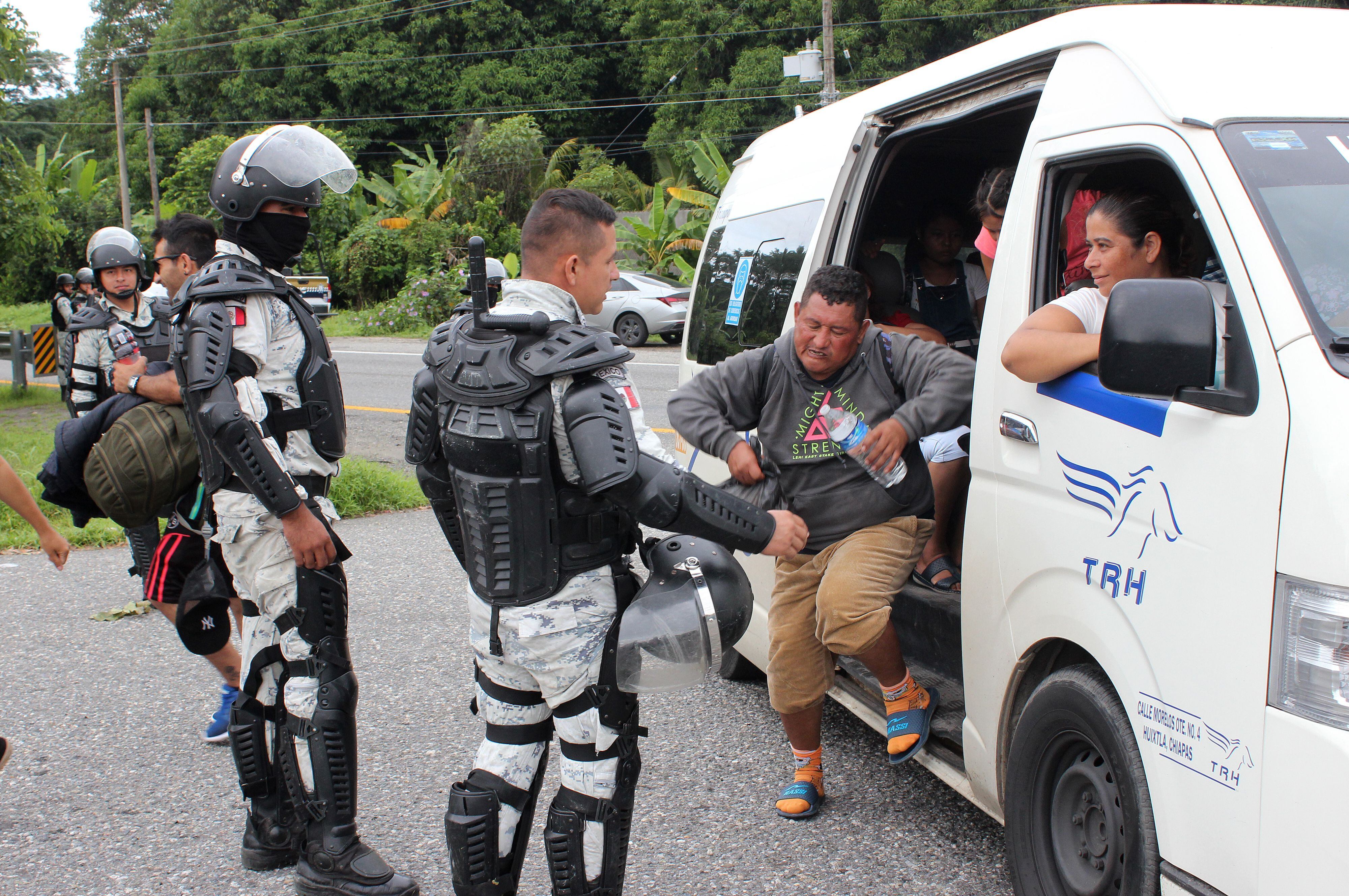 Migrantes centroamericanos reciben atención de personal de la Guardia Nacional en su caravana hacia la frontera con Estados Unidos, hoy, a su paso por Escuintla (México). EFE/ Juan Manuel Blanco 
