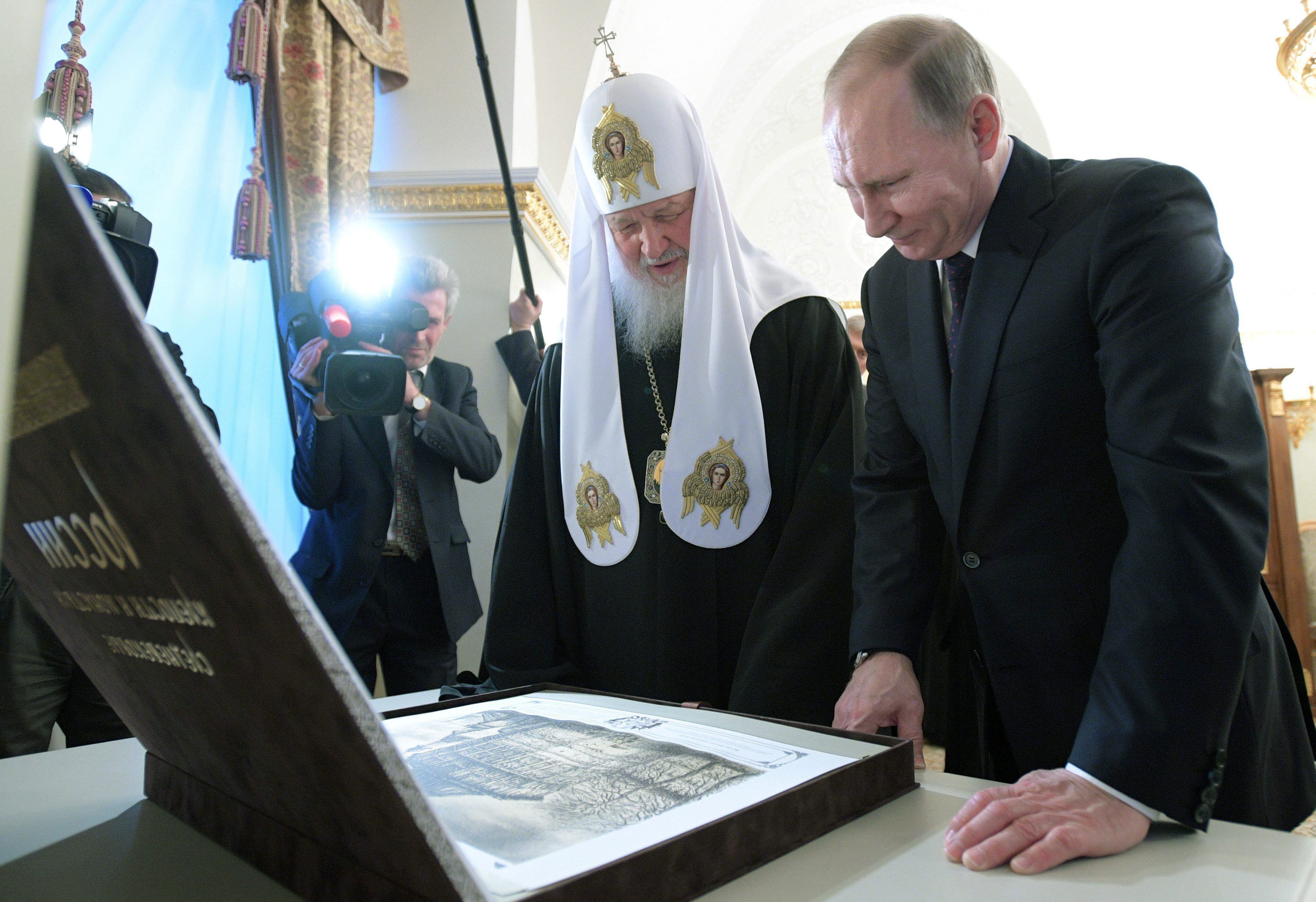 El presidente ruso, Vladímir Putin, junto al Patriarca de Moscú. EFE/Alexei Druzhinin 