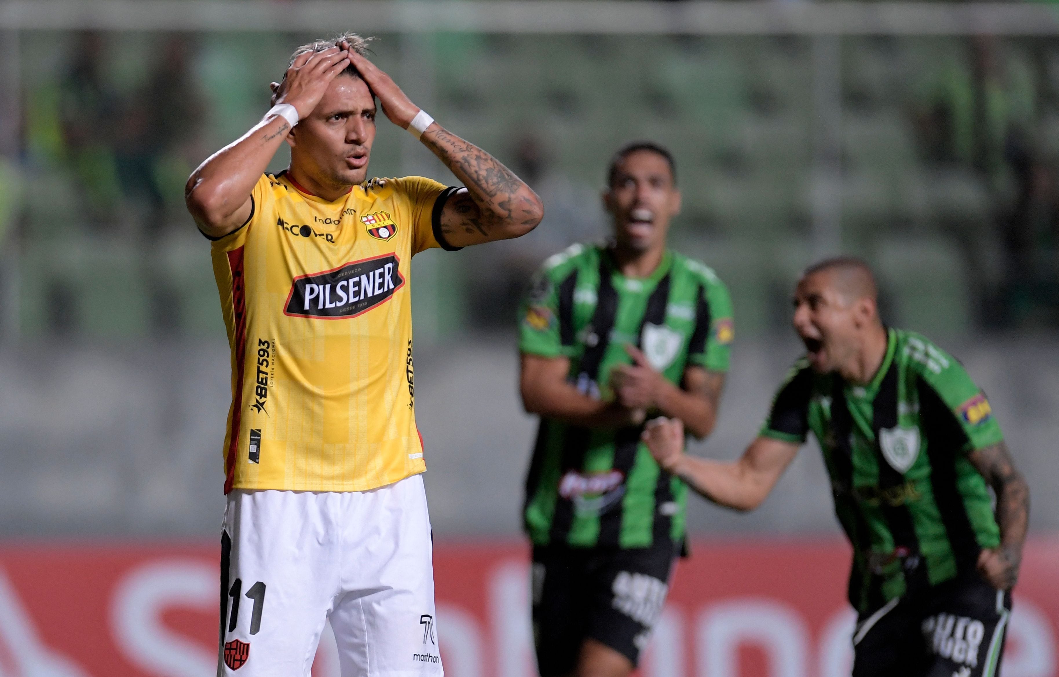 Carlos Garcés, entre lágrimas recibió el apoyo de sus compañeros y Célico tras fallar penal ante América Mineiro