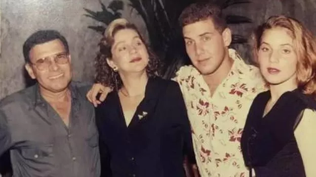 De izquierda a derecha, el padre, la madre, el hermano y Nancy.