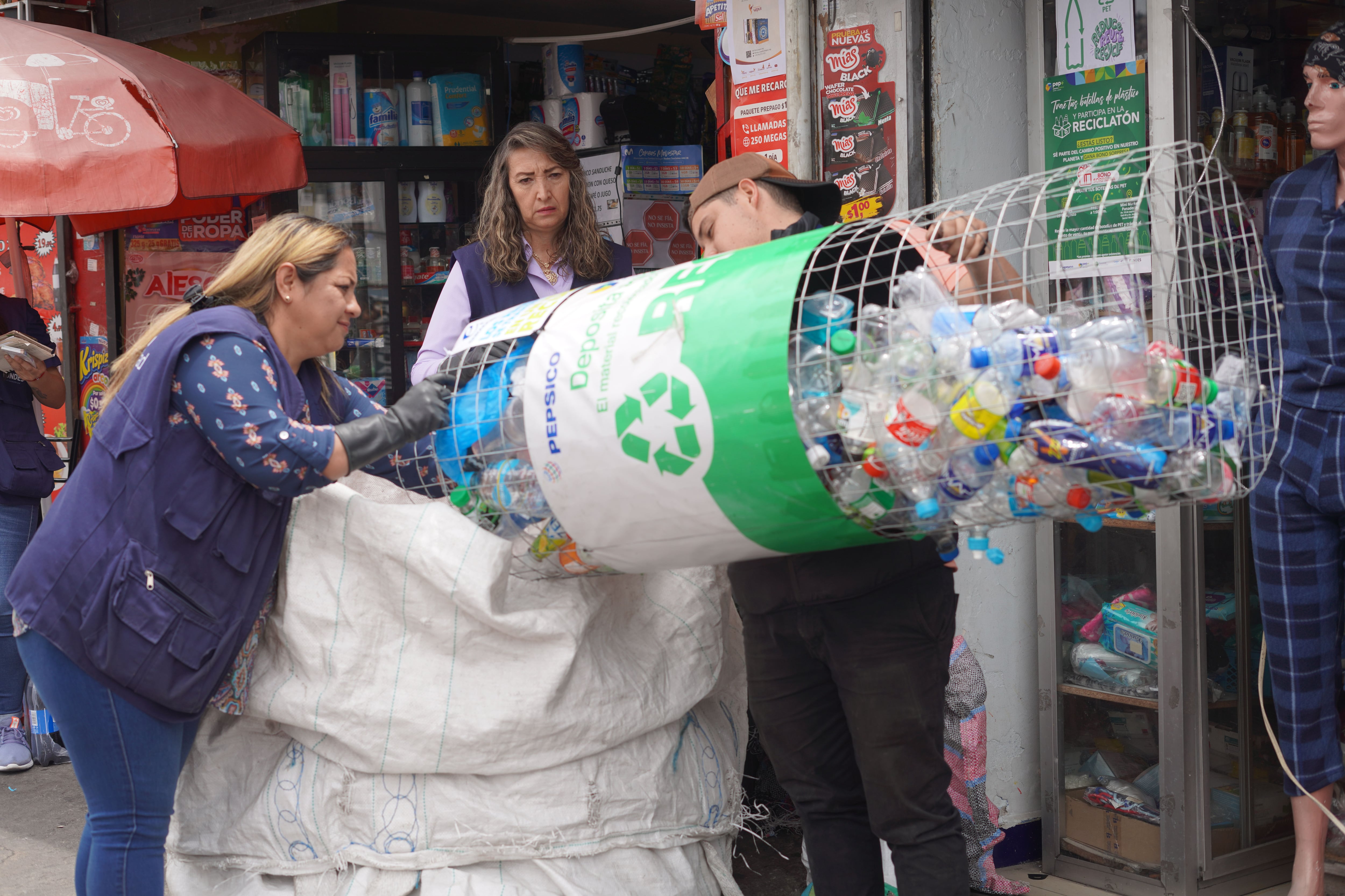 En Quito, 44 dueños de negocios de la campaña Reciclando en comunidad.