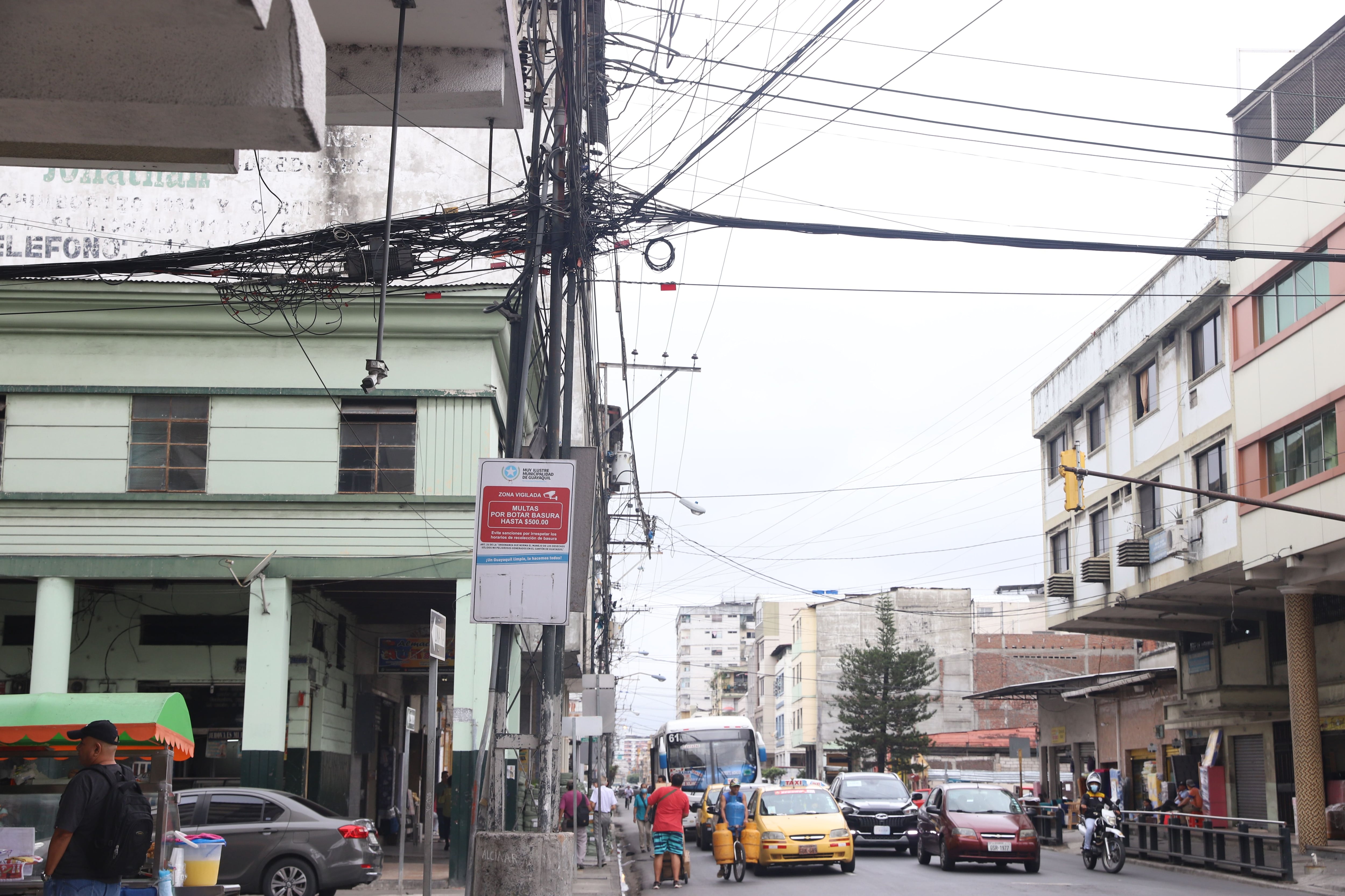 Los ‘tallarines’ formados por cables en exceso persisten en Guayaquil. Solo el 15 % del cableado es subterráneo