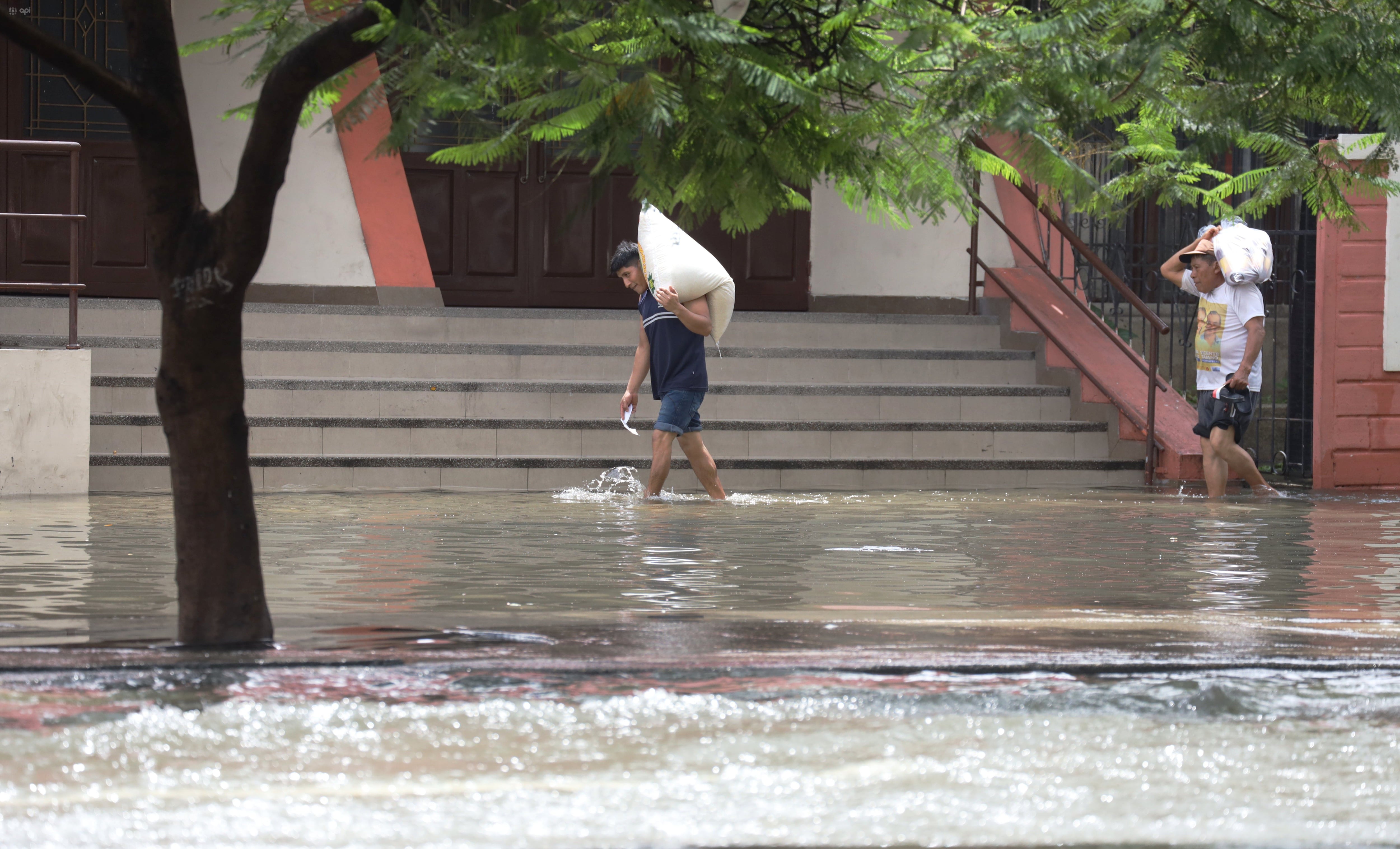 Aguaje unido a las fuertes lluvias sobre Guayaquil podría seguir causando estragos hasta este viernes