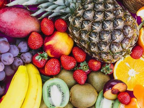 ¿Qué pasa si como fruta en la cena? La realidad sobre el mito que prohíbe las frutas en la noche porque engordan