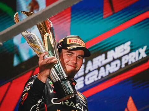 ‘Checo’ Pérez le gana a Ferrari en el Gran Premio de Singapur y festeja su cuarta victoria en la F1