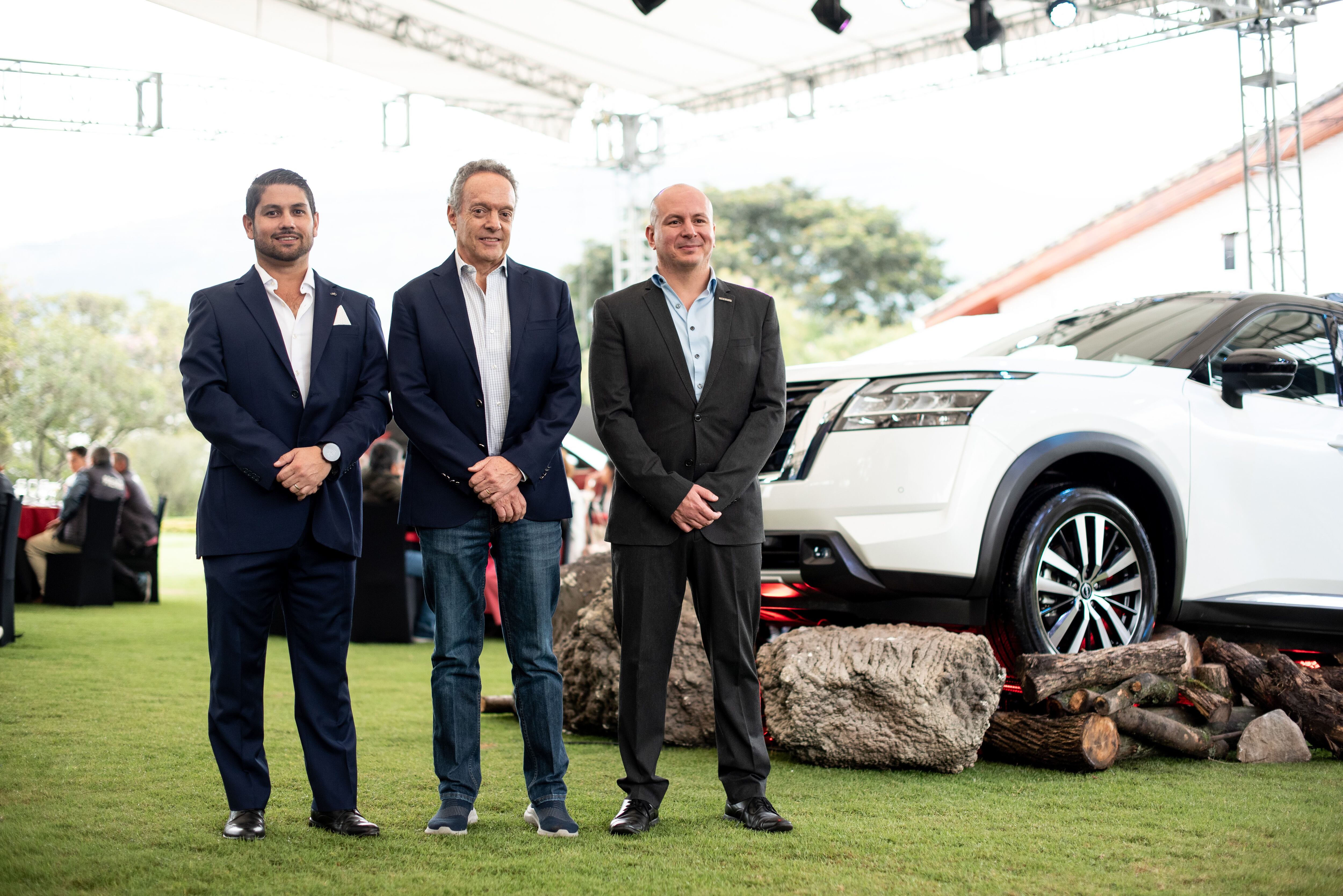 Yezid Jaramillo, gerente de Ventas de Nissan; Hernando Chiriboga, presidente corporativo de Automotores y Anexos; y Andrés Cordero, gerente de Marketing de Nissan Ecuador.